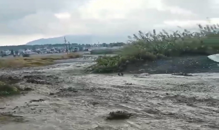 Hatayda aşırı yağış dere yataklarının taşmasına neden oldu