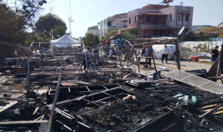 Hatay’da, çadırları yanan depremzede aileye kaymakamlıktan konteyner desteği