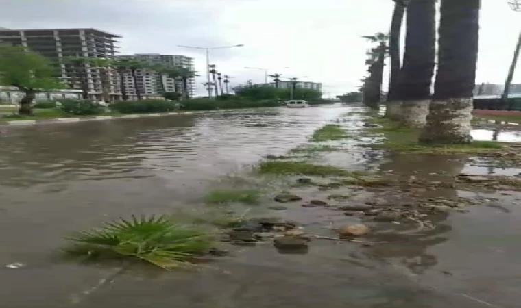 Hatay’da sağanak; ev ve iş yerleri su ile doldu