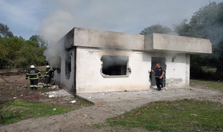 Hatayın Erzin ilçesinde metruk binada yangın