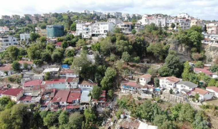 (havadan fotoğraflar) Beşiktaş’ta yerinden kopan kaya parçaları evlerin üzerine düştü