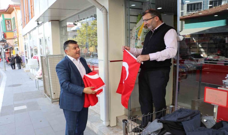 Havzada vatandaşlara bayrak dağıtıldı