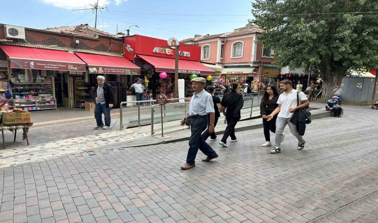 Her gün 15 kilometre yürüyen adam gençlere taş çıkartıyor