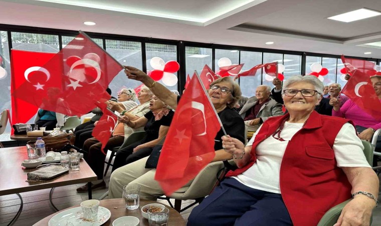 Huzurevinde Cumhuriyet coşkusu