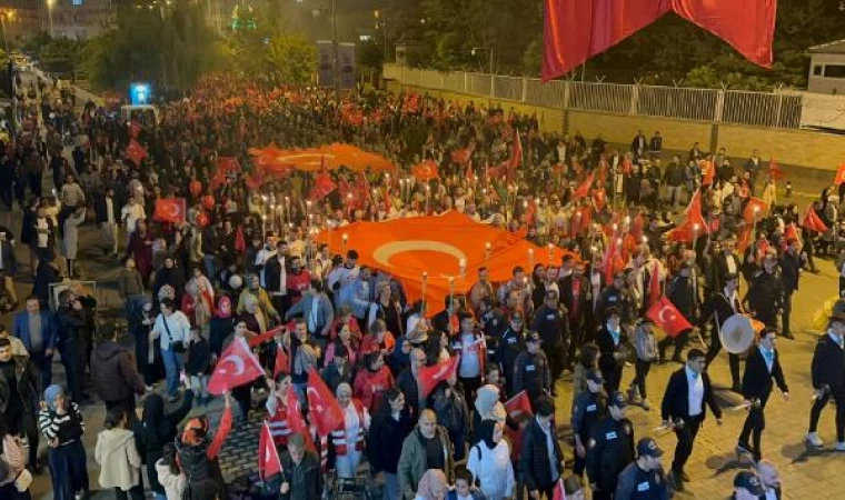 Iğdırlılar ’Cumhuriyet’ için saat ’19.23’te yürüdü