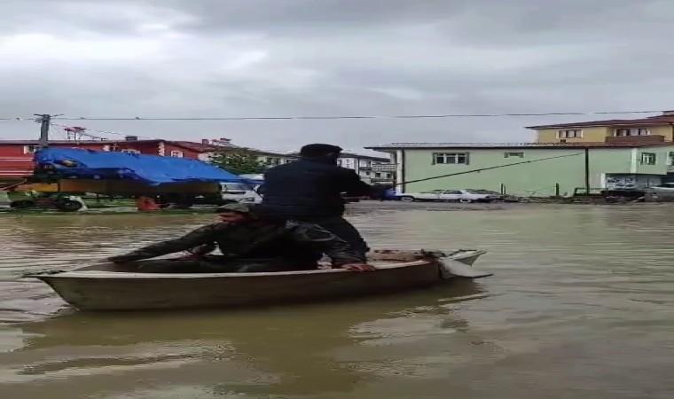 İki kafadarın göle dönen sokakta yaptığı mizansen görenleri şaşırttı