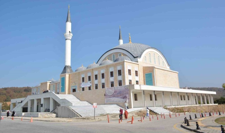 İlahiyat Fakültesi Uygulama Caminde ilk cuma namazı kılındı