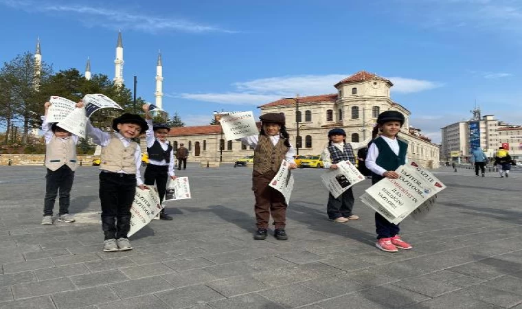 İlkokul öğrencileri, Cumhuriyet’in ilanını duyuran gazete hazırlayıp, dağıttı