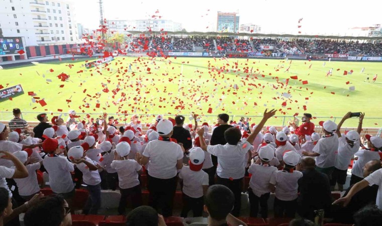 İpekyolu Belediyesiyle çocuklar ilk kez stadyumda maç izledi