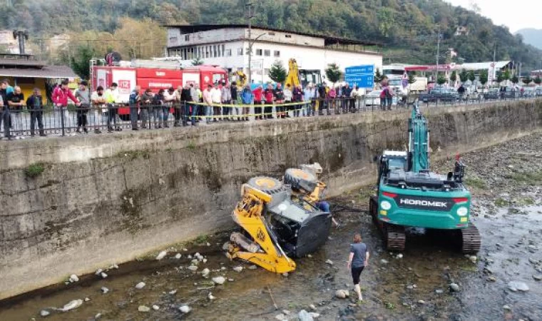 İş makinesi dereye düştü; operatör yaralandı