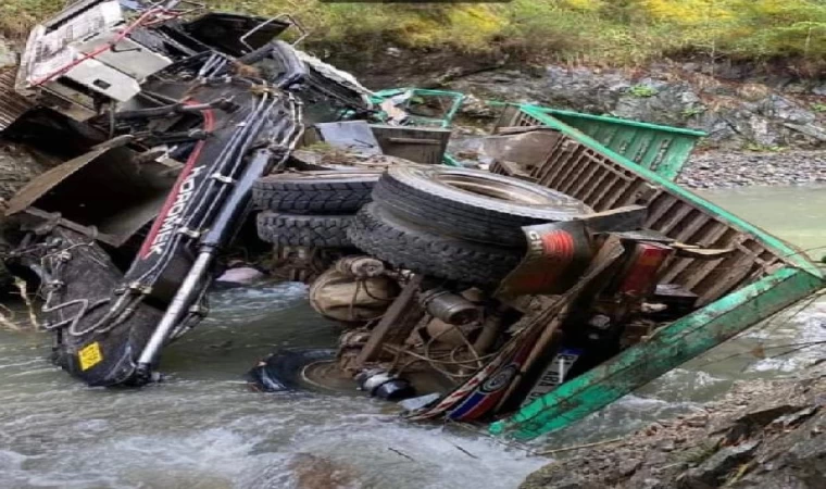 İş makinesi taşıyan kamyon dereye devrildi: 1 ölü, 1 yaralı