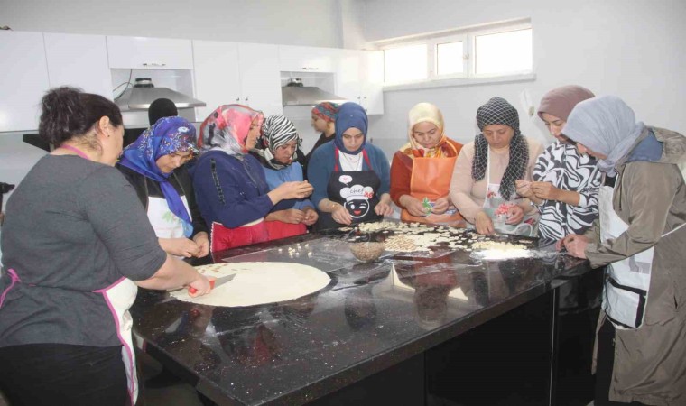 İş sahibi olmak isteyen kadınlar, aşçılık kursunda ter döküyor