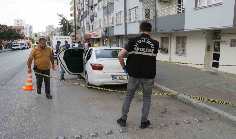 İşe gitmek için bindiği otomobilinde tabancayla vuruldu