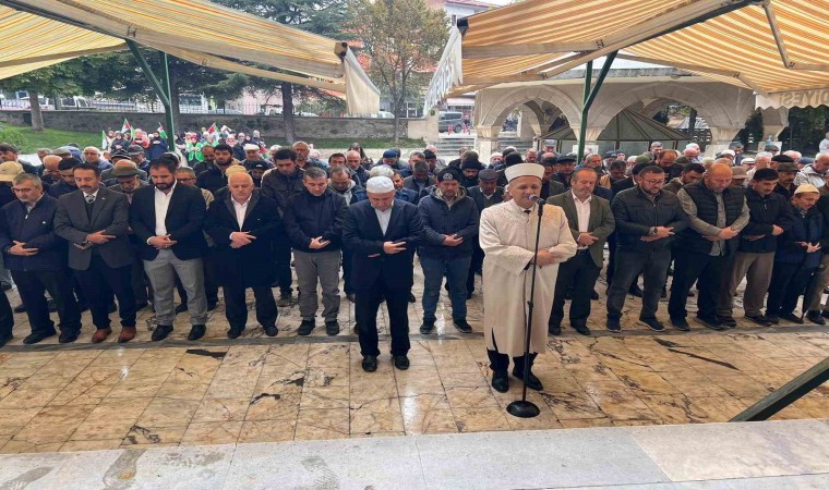 İsrail vahşetinde ölenler için gıyabi cenaze namazı kılındı