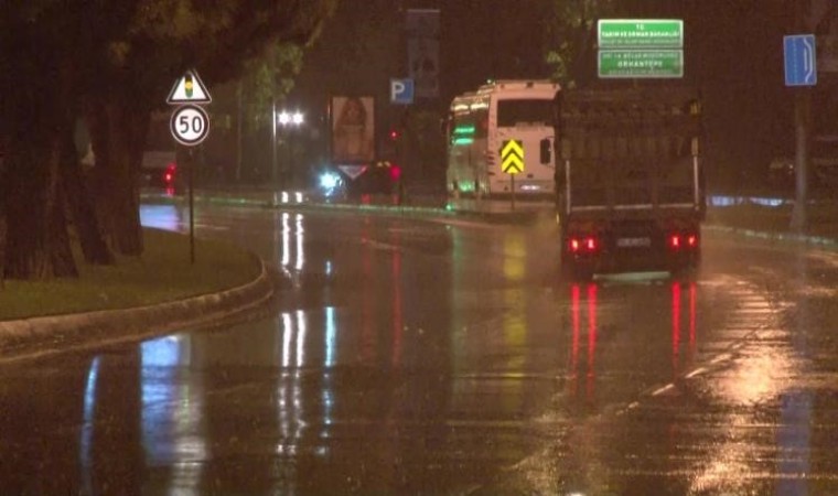 İstanbul Anadolu Yakasında sağanak yağış etkili oluyor