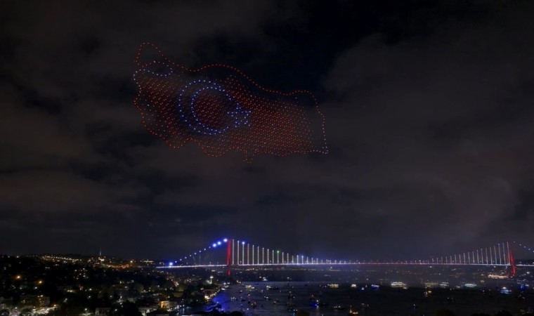 İstanbul Boğazında ışık, havai fişek ve dron gösterisi yapıldı