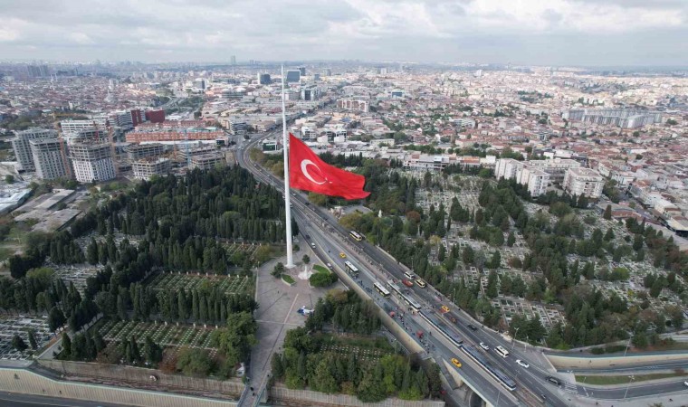 İstanbulda bayraklar yarıya indirildi