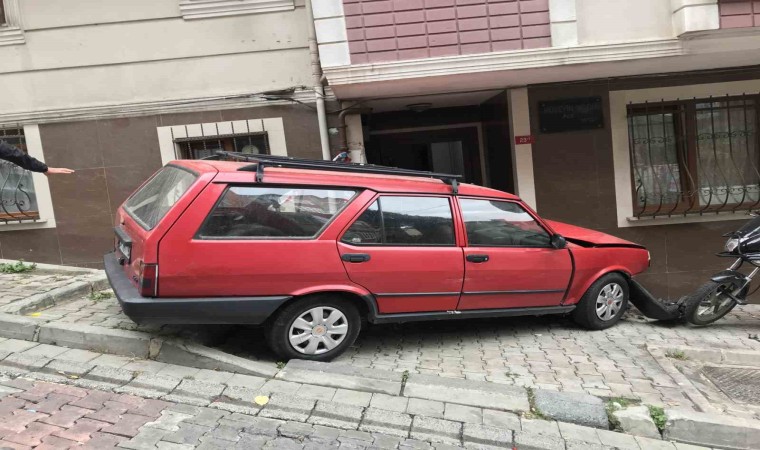 İstanbulda faciadan dönüldü: Freni tutmayan araç doğal gaz kutusuna çarptı