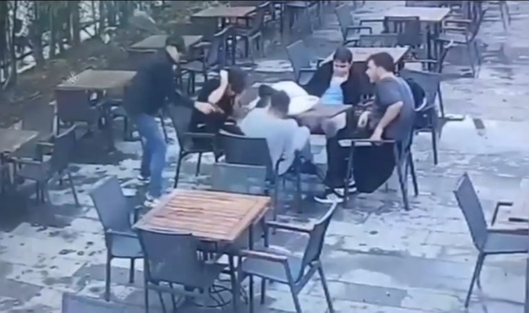 İstanbulda film gibi silahlı saldırı kamerada: Tetikçi hedefi karıştırınca yanlış adamı vurdu