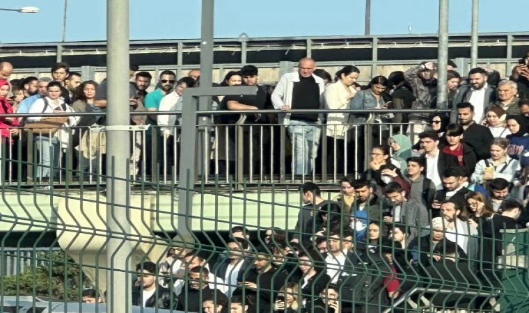 İstanbul’da metrobüs duraklarında yoğunluk yaşandı