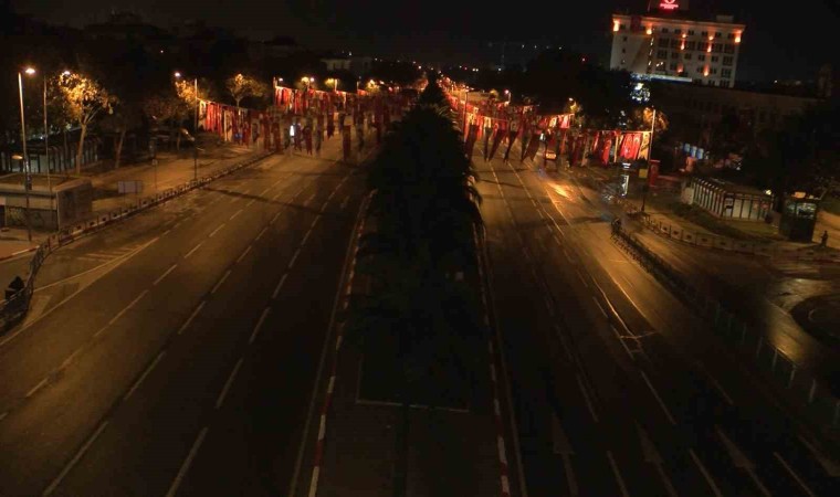 İstanbulda Vatan Caddesi 29 Ekim kutlamaları nedeniyle trafiğe kapatıldı