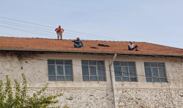 İşten çıkarılan madencilerden çatıda eylem