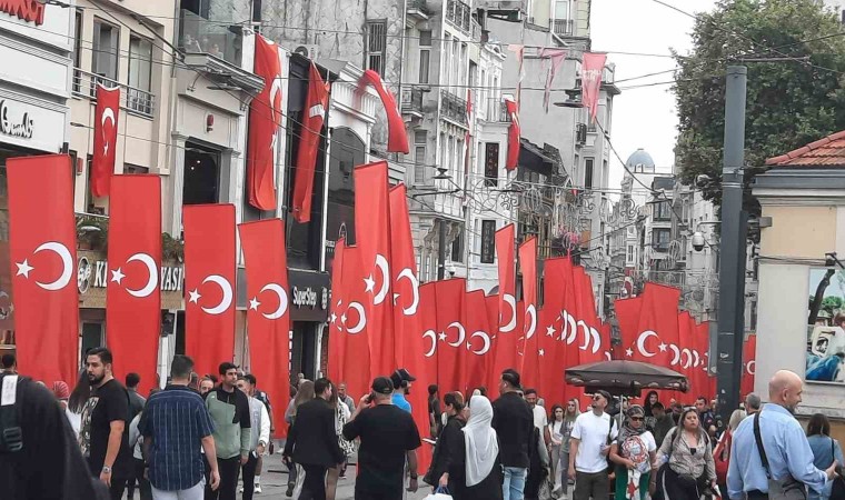 İstiklal Caddesi 100üncü yıla özel Türk Bayraklarıyla donatıldı