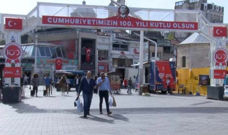 İstiklal Caddesi Türk bayraklarıyla donatıldı