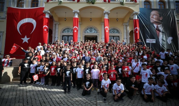 İzmir İl Milli Eğitim Müdürlüğü, Cumhuriyetimizin 100. yılı kutlamalarını meydanlara taşıdı