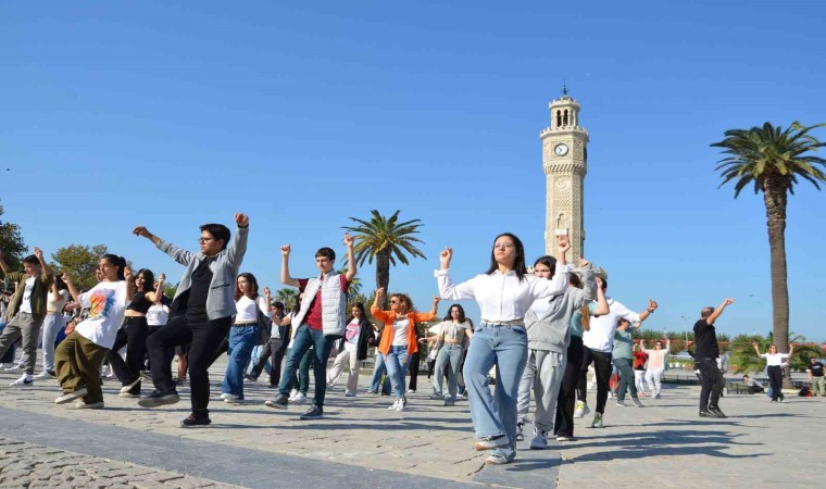 İzmirde 100. yıl coşkusu başladı