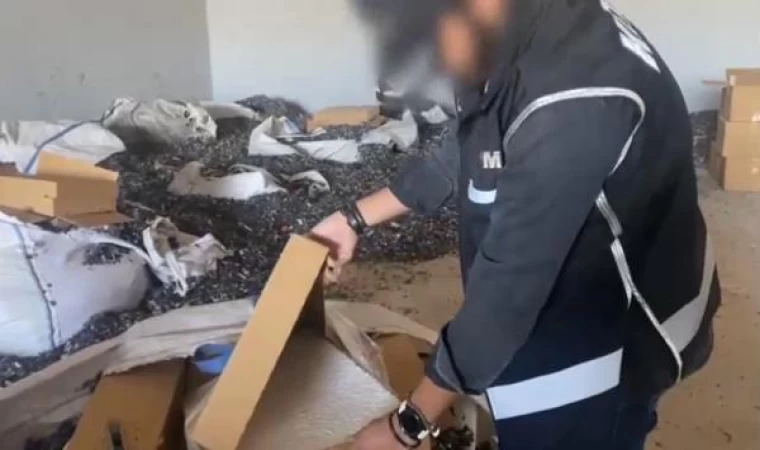 İzmir’de 2 milyon 345 bin adet içi doldurulmuş makaron ele geçirildi