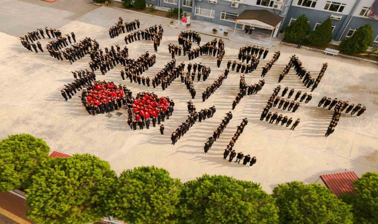 İzmirde 576 öğrenciden Yaşasın Cumhuriyet koreografisi