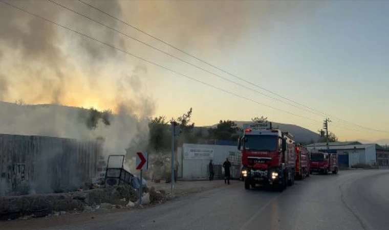 İzmir’de geri dönüşüm tesisinde çıkan yangın, ormana sıçramadan söndürüldü