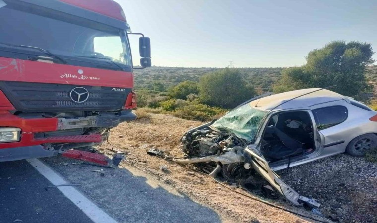 İzmirde kamyonla çarpışan otomobil hurdaya döndü: 2 ağır yaralı