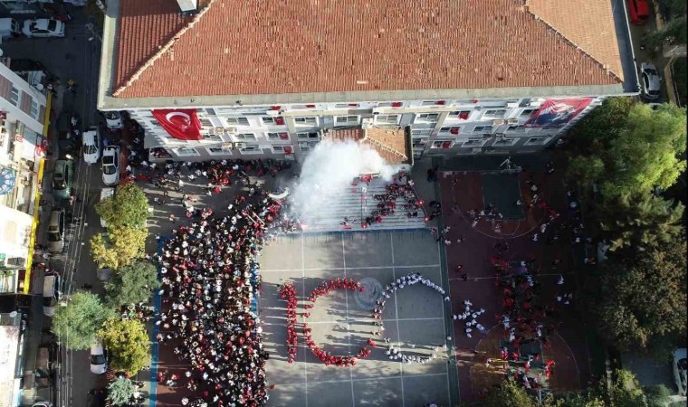 İzmirde öğrencilerden unutulmaz 100. yıl koreografisi