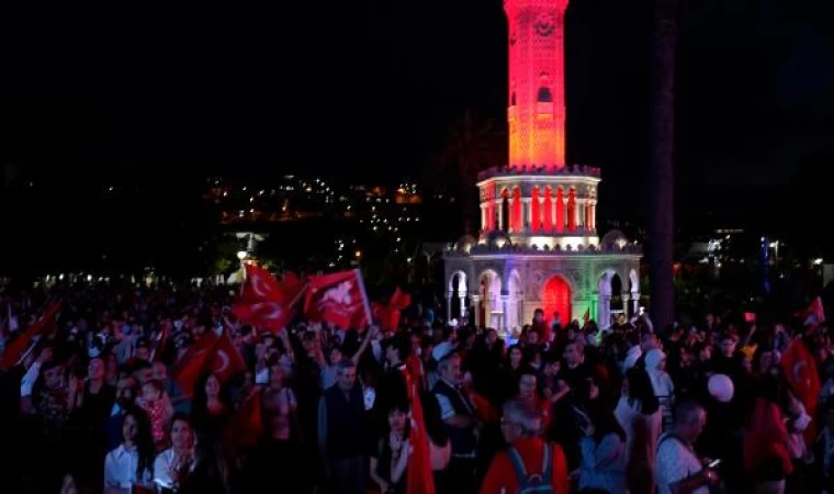 İzmir’deki tarihi saat kulesine ‘Yüz Akıyla 100 Yıl’ dijital sergisi yansıtıldı