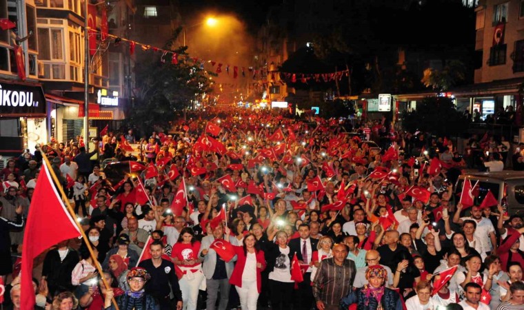 İzmiri Cumhuriyet coşkusu sardı, etkinlikler gece boyu sürdü