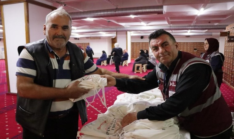 İzmit Belediyesi, umreye gidecek vatandaşları hediyelerle uğurladı