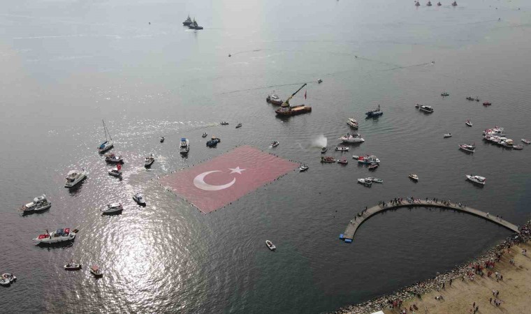 İzmit Körfezinde 1923 metrekarelik bayrak açıldı