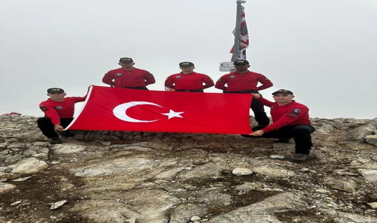 JAK timleri, Uludağ’ın zirvesinde Türk bayrağını dalgalandırdı