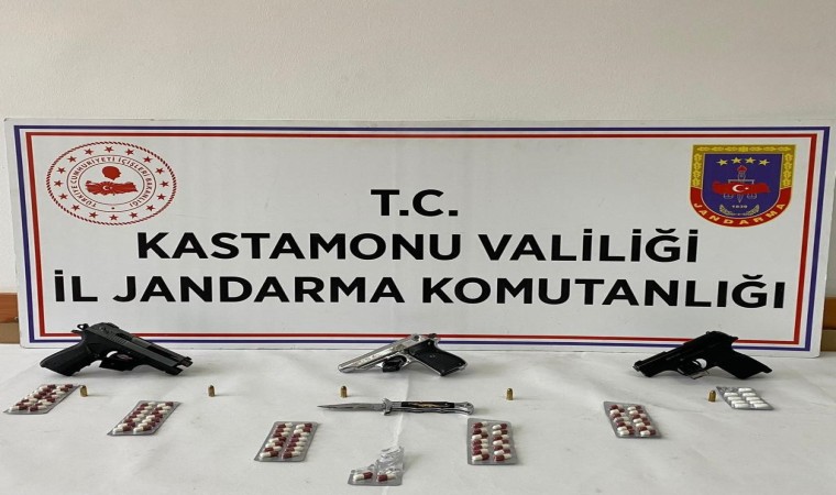 Jandarma ekipleri uyuşturucu tacirlerine göz açtırmadı: 5 gözaltı