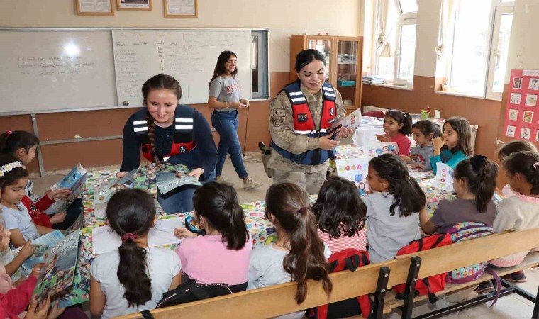 Jandarmadan Dünya Kız Çocukları Günü kutlaması