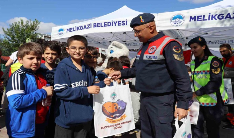 Jandarmadan öğrencilere hayvanat bahçesi gezisi