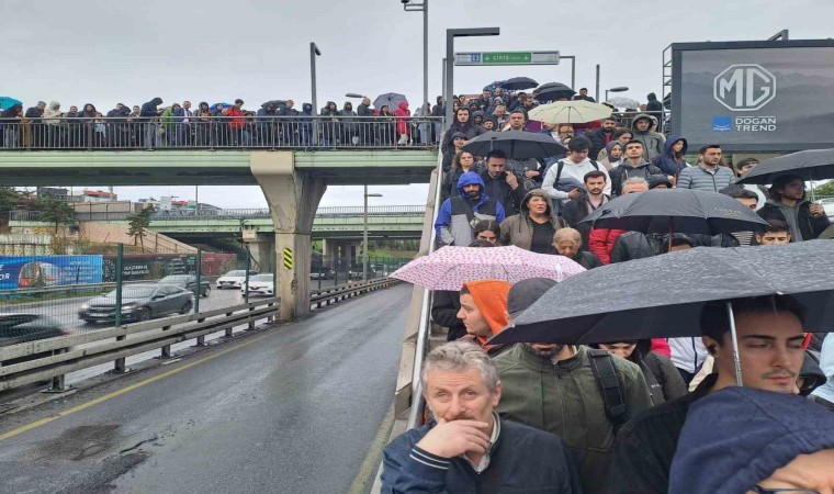 Kadıköy Uzunçayırda metrobüs kaza yaptı