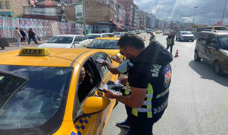 Kadıköyde emniyet kemeri takmayan taksi şoförlerine ceza kesildi