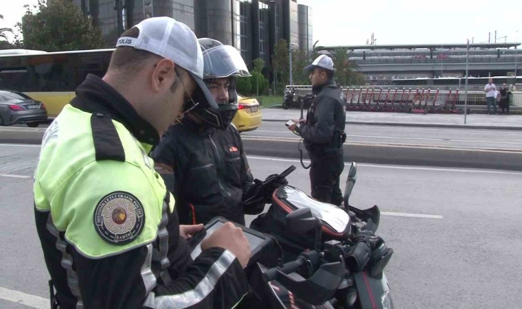 Kadıköyde motosiklet sürücülerine denetim yapıldı, 3 motosiklet bağlandı