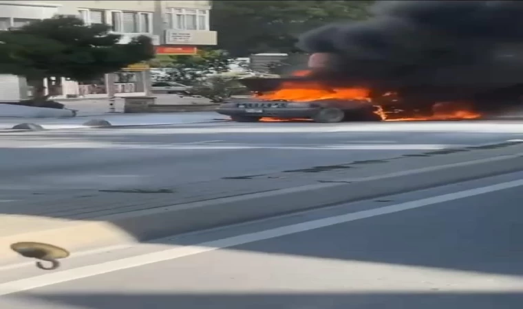 Kadıköy’de park halindeki cip alev alev yandı