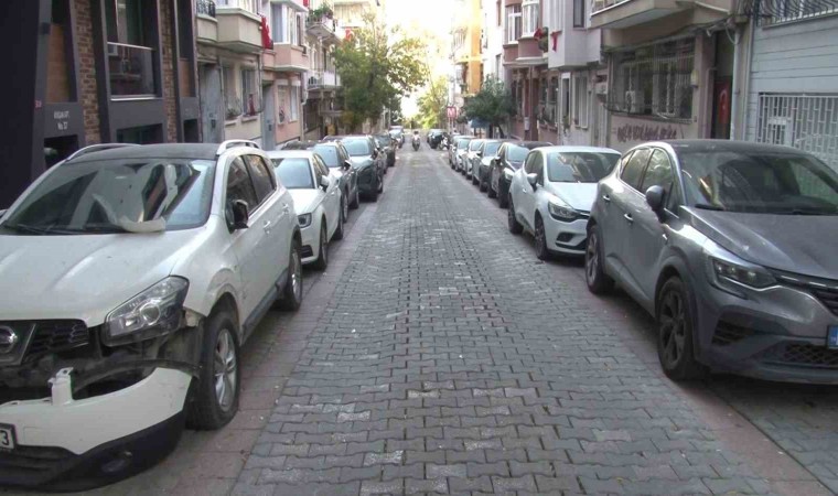 Kadıköyde tır onlarca aracı biçip kaçtı