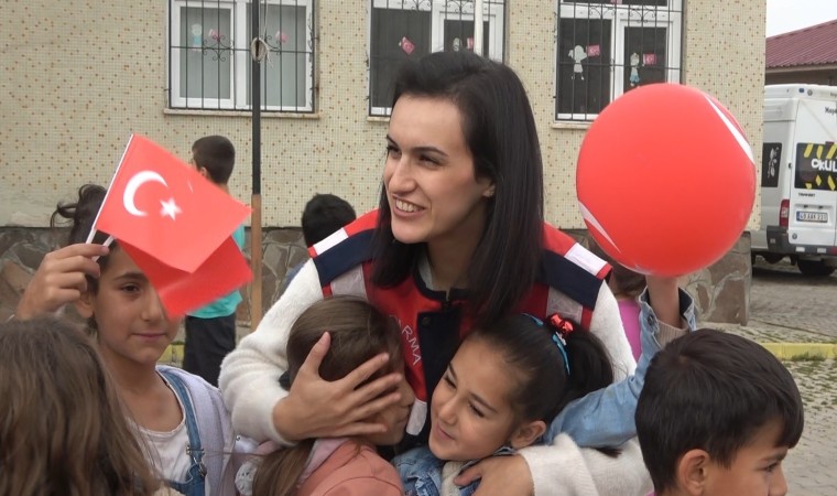 Kadın komutanlar Cumhuriyetin 100. yılında köy çocuklarının gönlüne dokundu