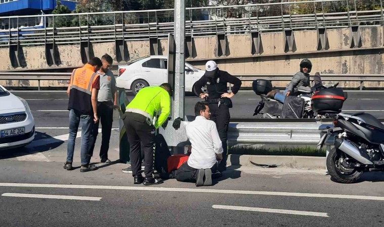 Kadın trafik polisi, kazada yaralanan motosikletlinin yanından bir an olsun ayrılmadı